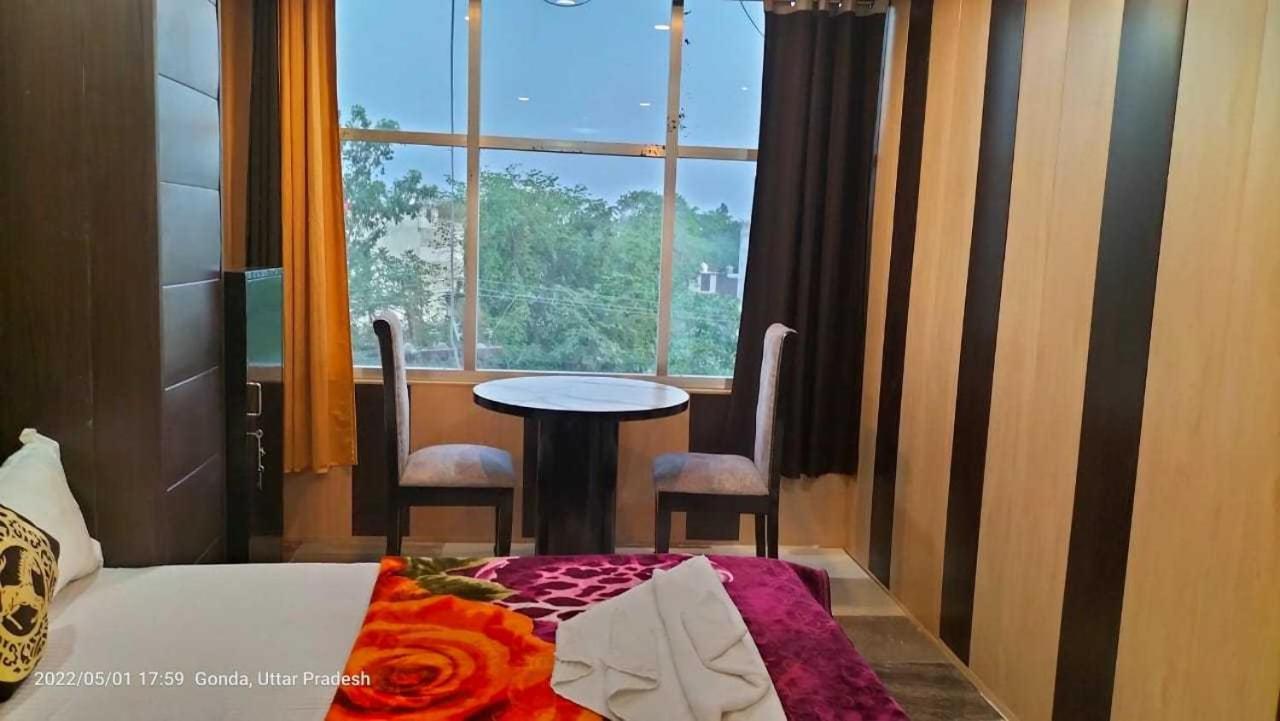 Oyo Mosaic Hotel And Restaurant Gonda ภายนอก รูปภาพ
